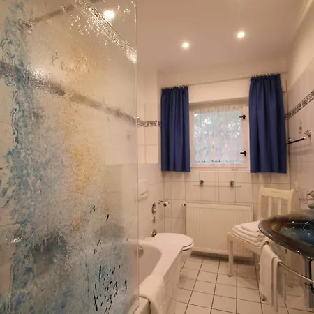 Apartment Strandvilla Hubertus - H7 - Maisonette Kandinsky Mit Seitlichem Meerblick Parkplatz Wlan Voll Ausgestattete Kueche Garten Grillplatz Waldbaden Familie Suedlage Boltenhagen (Ostseebad)
