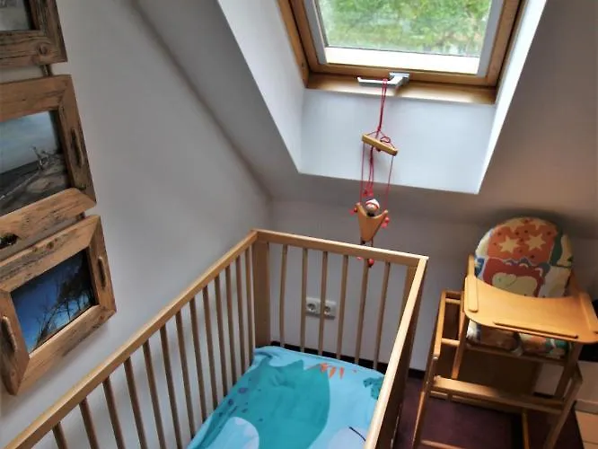 Strandvilla Hubertus - H7 - Maisonette Kandinsky Mit Seitlichem Meerblick Parkplatz Wlan Voll Ausgestattete Kueche Garten Grillplatz Waldbaden Familie Suedlage Appartement Boltenhagen (Ostseebad)