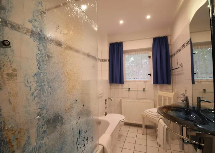 Appartement Strandvilla Hubertus - H7 - Maisonette Kandinsky Mit Seitlichem Meerblick Parkplatz Wlan Voll Ausgestattete Kueche Garten Grillplatz Waldbaden Familie Suedlage Boltenhagen (Ostseebad)